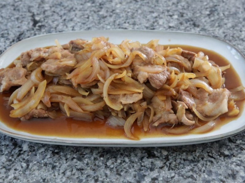 Schweinefleisch mit Zwiebeln in&nbsp;Sojasauce